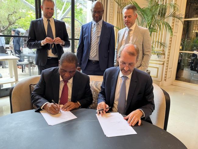 Dag Rasmussen and Robert Gumede signing the MOU for collaboration between Tourvest Group and LTR